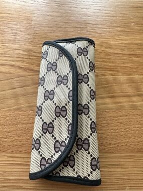Makeup Brush Roll Case in Beige and Black